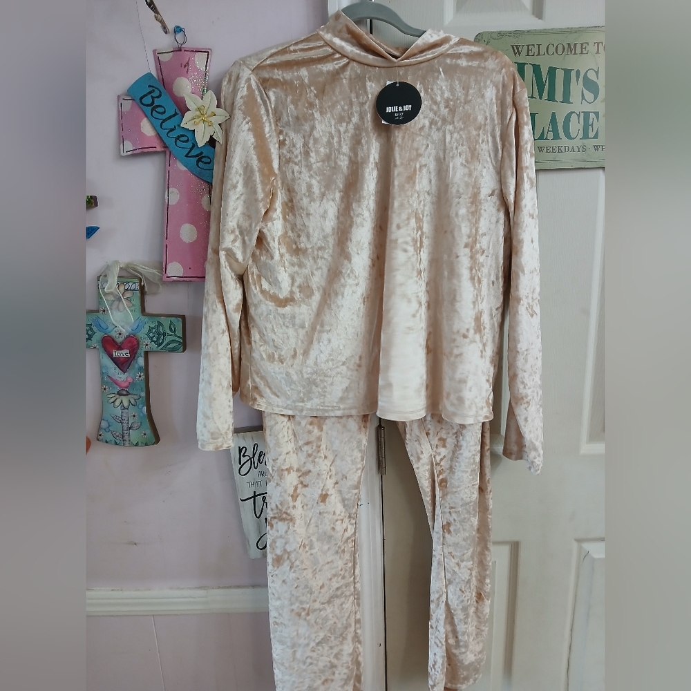 2 PC. SETJOLIE & JOYSize 2x (ment to be fitted see measurements! )TOP & Pant
